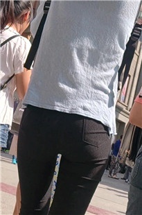 黑色紧身裤翘臀美眉[130M/MP4]