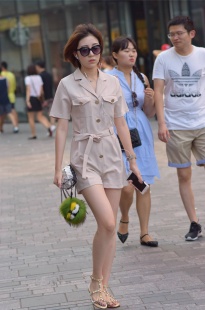 短发气质美女长腿翘臀述人－16张