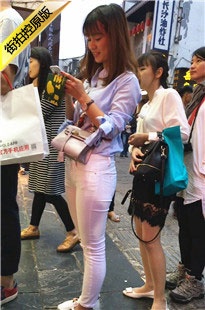 紧身白裤小妹饱满圆润翘臀[1.31G/AVI]