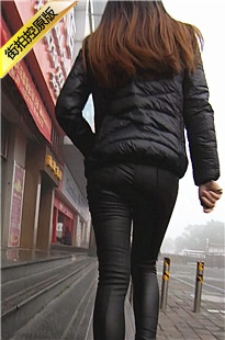 清晨追击黑衣紧身皮裤美眉[215M/MP4]