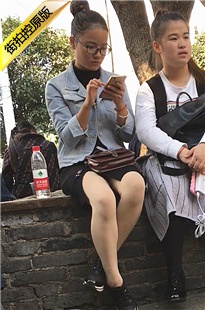 花坛休息的肉丝侧开叉黑色包臀裙美眉[232M/MOV]