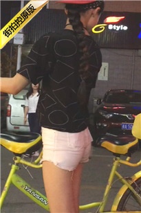 牛仔热裤美眉子骑双人自行车[247M/MOV]