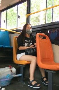 公交车上的口罩美女