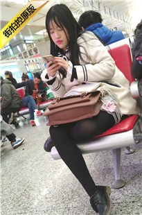 4K-车站候车的黑丝细腿长发美眉[724M/MP4]