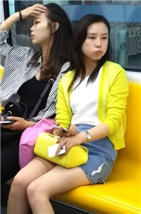 地铁极品美女大秀性感长腿[428M/MP4]