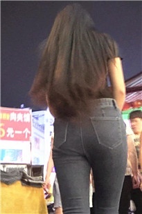夜市里的蓝牛丰臀年轻女子[161M/MTS]