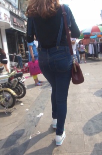 青春洋溢的背带紧牛大PP美眉[110M/MP4]