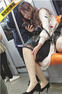 4K-低头玩手机的肉丝黑色尖头高跟MM [671M/MP4]