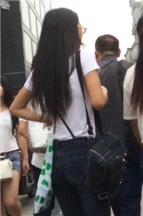 一路跟拍两个年轻美眉[549M/MOV]