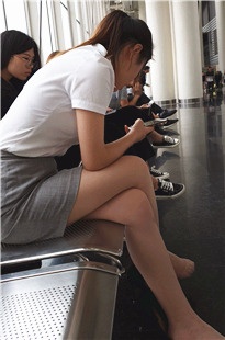 4K-候车室等车的美足OL美女[1.07G/MP4]