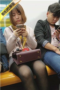 4K-米色毛衣街拍黑丝美眉[896M/MP4]