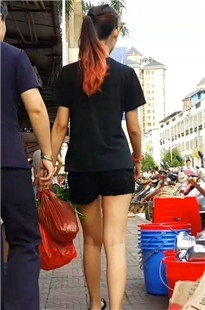 两母女逛街，女儿苗条母亲丰[301M/MP4]