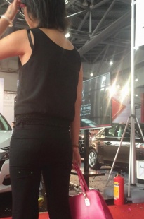 参观展览的黑色紧身裤MM[245M/MOV]