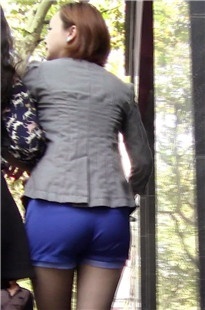 初冬的黑丝热裤美眉[481M/MTS]