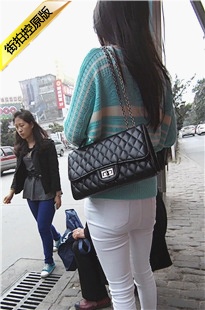 等车的红色眼镜紧身内痕白裤MM风韵犹存[432M/MP4]