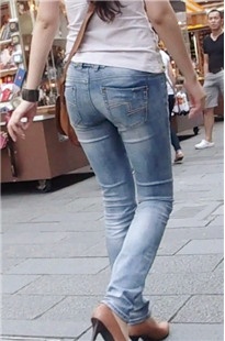 MM的牛仔裤翘臀[52.6M/MP4]