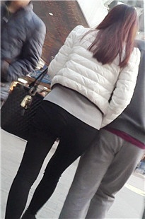 翘臀小妞陪男友逛街[100M/AVI]