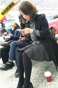 4K-火车站候车的黑色长裙黑丝白妇女人[718M/MP4]