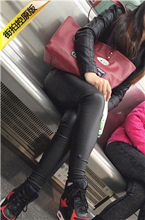 【醉爱作品】地铁拍摄黑色紧身皮裤细腿美眉[142M/MOV]