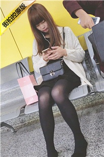 4K-白色针织衫黑色短裙街拍黑丝美眉[353M/MP4]