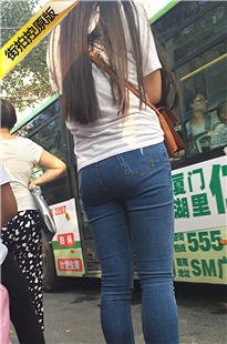 等公交的蓝色紧身牛仔裤饱满圆润翘臀美眉[276M/MOV]