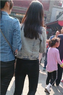 街拍紧绷黑裤小妹[110M/MP4]