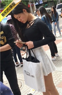 极品身材白色短裙黑色打底裤白腿大胸美女[402M/MOV]