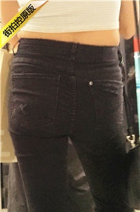 等车的紧身牛仔裤美眉[630M/MP4]