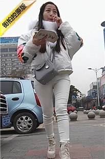 偶遇刚从银行出门的白衣紧身白裤美眉[599M/MP4]