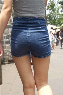 高腰牛仔热裤美眉，这身材这臀部真让人难忘[301M/MP4]