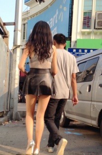 皮质短裙高挑长腿美女[636M/MOV]