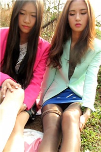 两个室外换丝美女[715M/AVI]