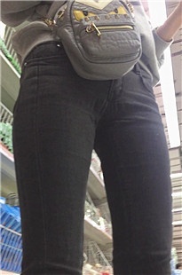 灰色紧牛妈妈带着孩子购物[1.35G/MP4]