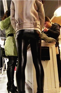 极品紧身皮裤美眉[928M/MP4]