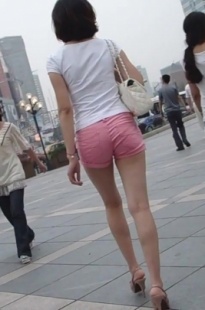 红色热裤MM，很紧[293M/MP4]