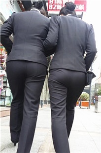 跟拍两个黑色西裤职业装OL [524M/MP4]