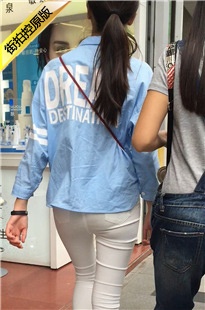 白色紧身裤圆润翘臀妹子[370M/MOV]