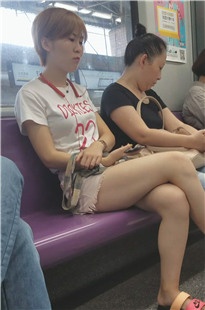 短发白色T恤街拍牛仔热裤[702M]