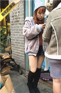 街拍黑色皮短裤肉丝高筒袜可爱妹子[207M/MOV]