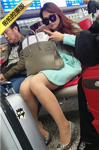 4K-高铁站候车的绿色连衣裙肉SW高跟墨镜极品美女[723M/MP4]