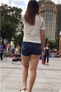 超紧勒臀牛仔热裤小妹[608M/MOV]