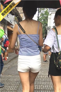 打着伞的极品翘臀热裤美眉[433M/MOV]