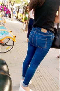 戴眼镜的文静蓝色牛仔裤MM[592M/MP4]