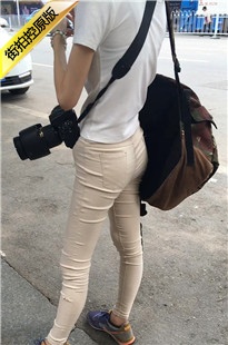 **摄影的紧身米裤紧绷翘臀美眉[839M/AVI]