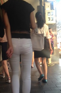 与我擦肩而过的白裤马尾辫美眉[90.8M/MOV]