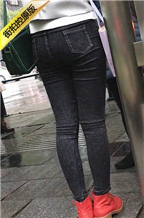 傍晚等公交车的黑色牛仔裤美女[1.54G/MOV]