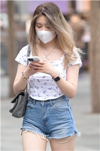 白皙肉腿热裤美女3A5372[2.07G]