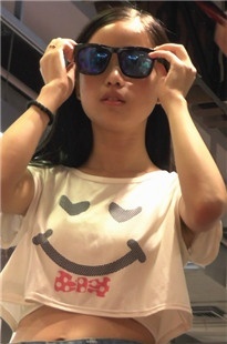 娇美的牛仔短裤长腿MM[MP4/2GB]