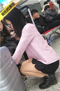 4K-黑色短裤肉丝眼镜妹子车站候车[806M/MP4]