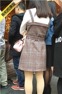 排队买小吃的肉丝和黑丝裙装两个美眉[250M/MOV]